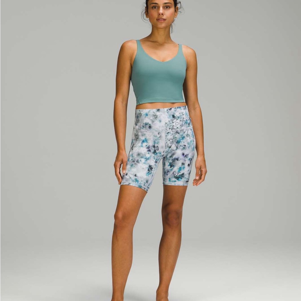 Lululemon Align Short 8"
Kaleidofloral Multi, Size 6